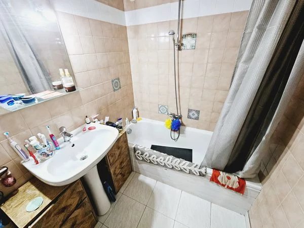 Immeuble avec appartements de deux et trois chambres, deux studios et un garage à Quillan