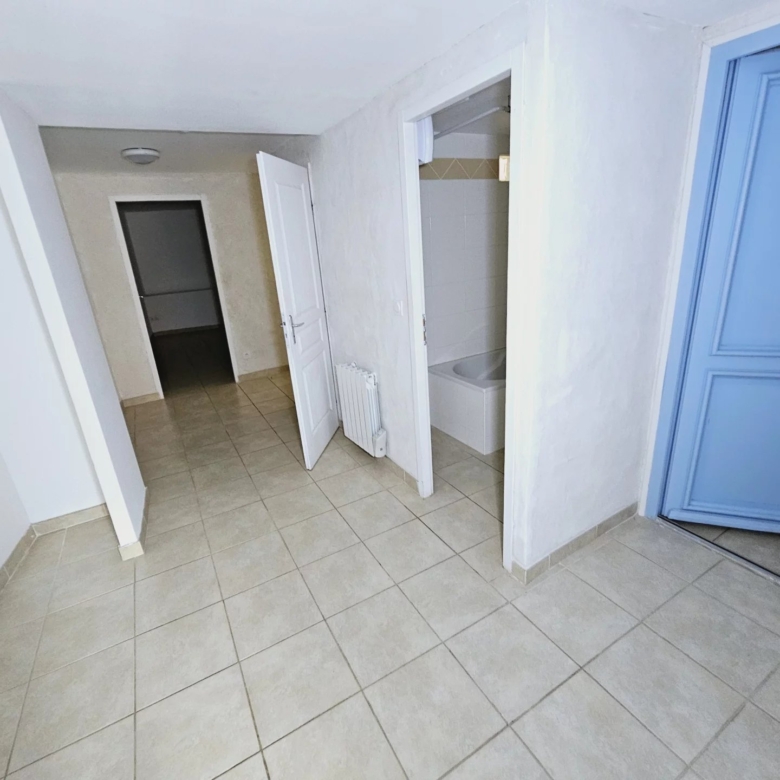 Belle vues maison en pierre  avec garage et terrasse tropézienne