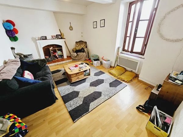 Immeuble avec appartements de deux et trois chambres, deux studios et un garage à Quillan