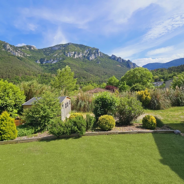 Villa avec vue imprenable sur les montagnes, très privée, à distance de marche du centre-ville.