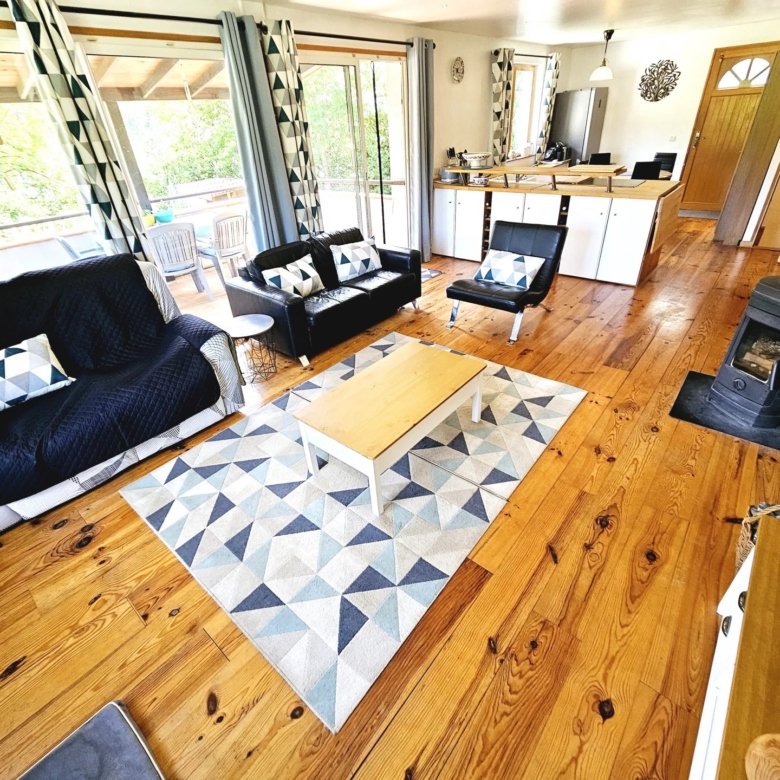 Villa avec vue imprenable sur les montagnes, très privée, à distance de marche du centre-ville.