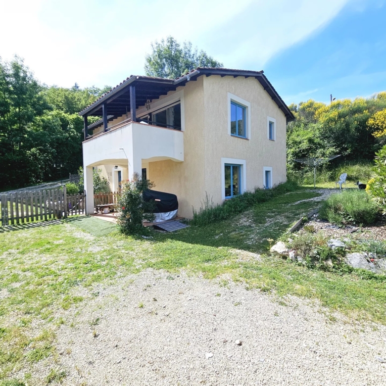Villa avec vue imprenable sur les montagnes, très privée, à distance de marche du centre-ville.