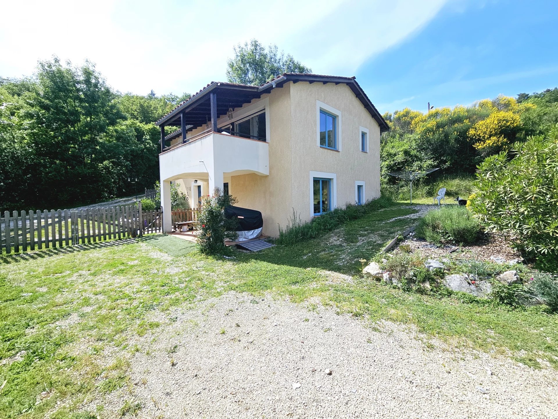 2912a341e0e3dc92e22f92e99c14882f_8a4f844ba9_1920-original.jpg Villa avec vue imprenable sur les montagnes, très privée, à distance de marche du centre-ville.