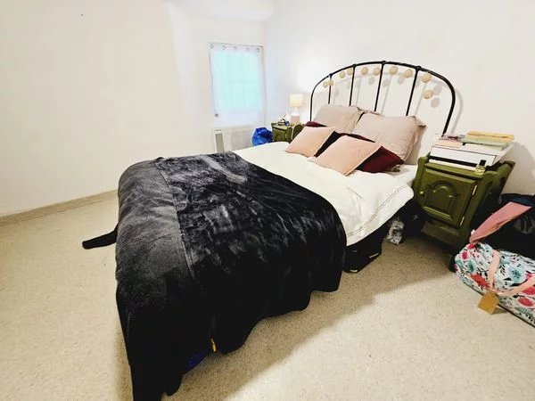 Immeuble avec appartements de deux et trois chambres, deux studios et un garage à Quillan
