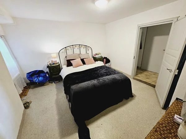 Immeuble avec appartements de deux et trois chambres, deux studios et un garage à Quillan