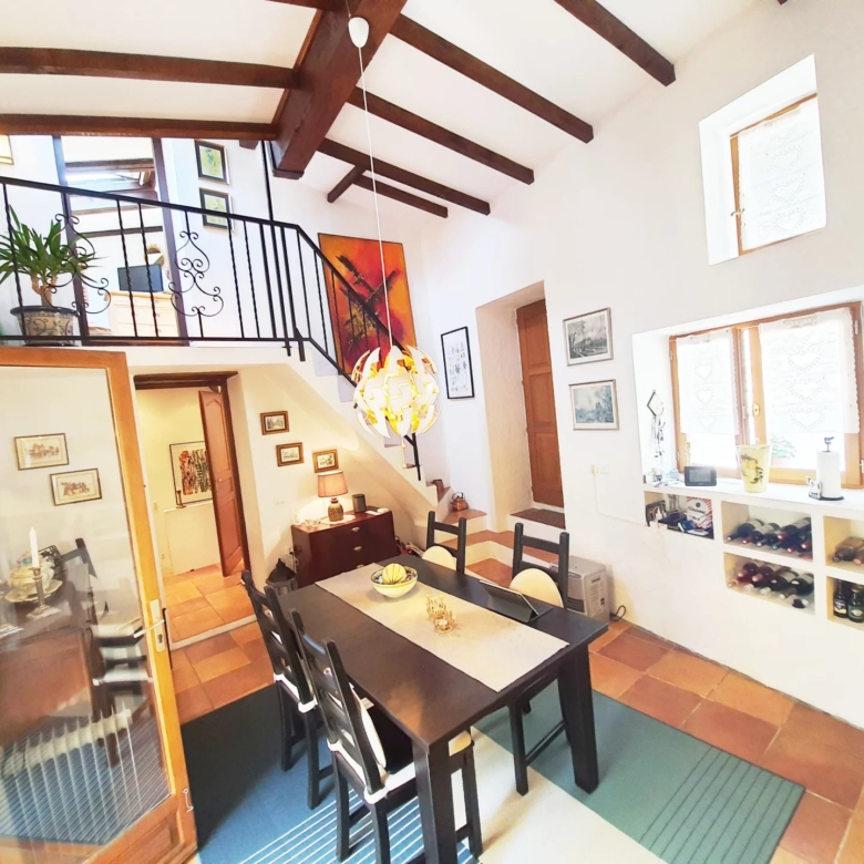 Maison de caractère rénovée de 3 chambres avec grande terrasse et vue imprenable sur la montagne
