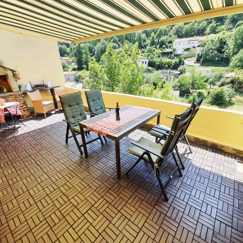 Maison de caractère rénovée de 3 chambres avec grande terrasse et vue imprenable sur la montagne