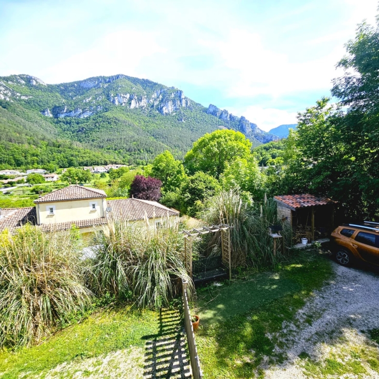 Villa avec vue imprenable sur les montagnes, très privée, à distance de marche du centre-ville.