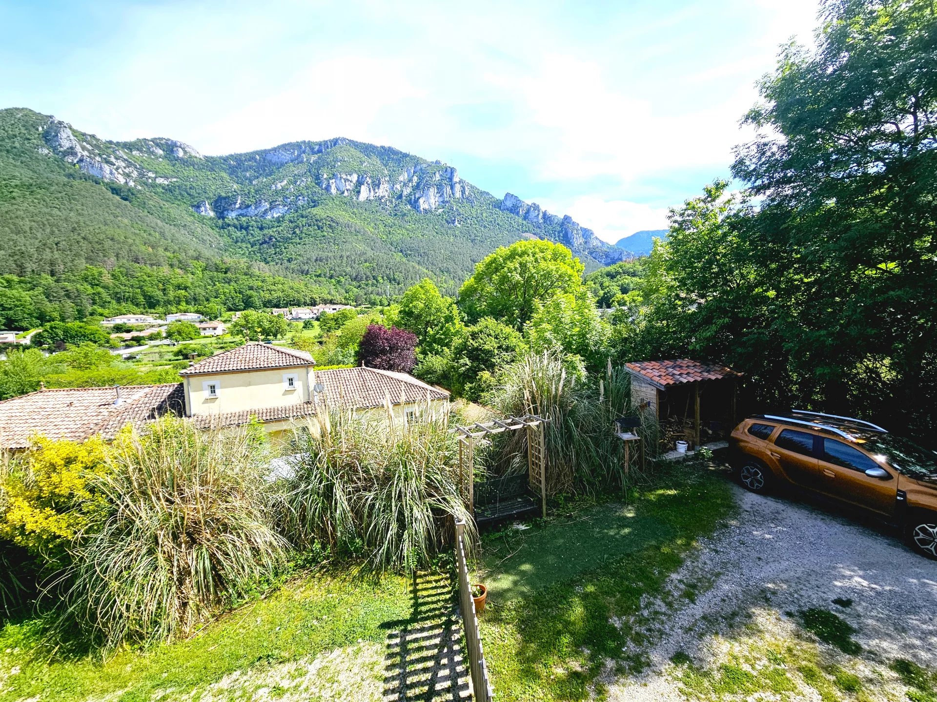 6bfd73bbaa258ae4077a8441a6833551_a57d037d9f_1920-original.jpg Villa avec vue imprenable sur les montagnes, très privée, à distance de marche du centre-ville.