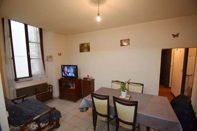 Immeuble avec appartements de deux et trois chambres, deux studios et un garage à Quillan