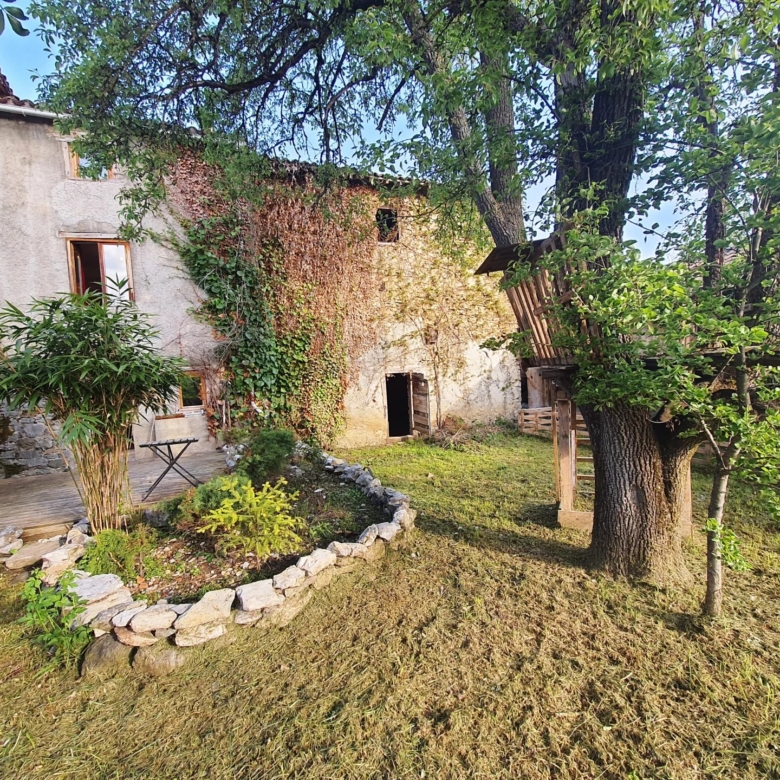 Maison de village pleine de charme à Espezel