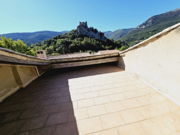 Vues incroyables : Maison en pierre avec jardin, terrasse et garage