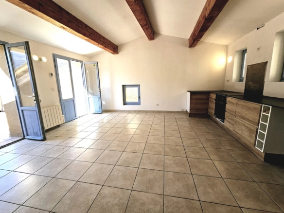 Belle vues maison en pierre  avec garage et terrasse tropézienne