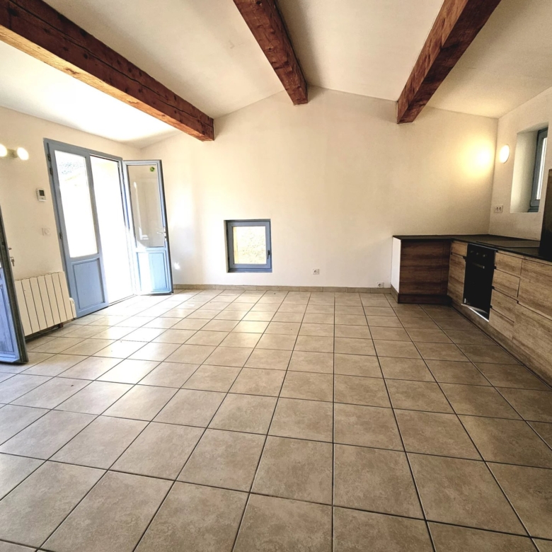 Belle vues maison en pierre  avec garage et terrasse tropézienne
