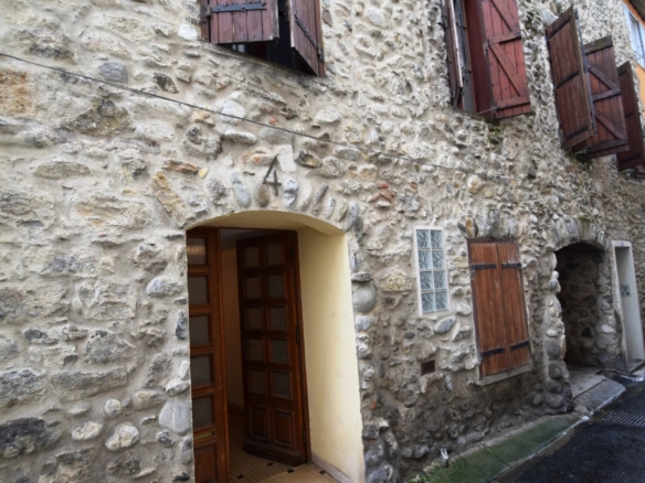Building with Two-Bedroom & Three-Bedroom Apartments, Two Studios, and Garage in Quillan