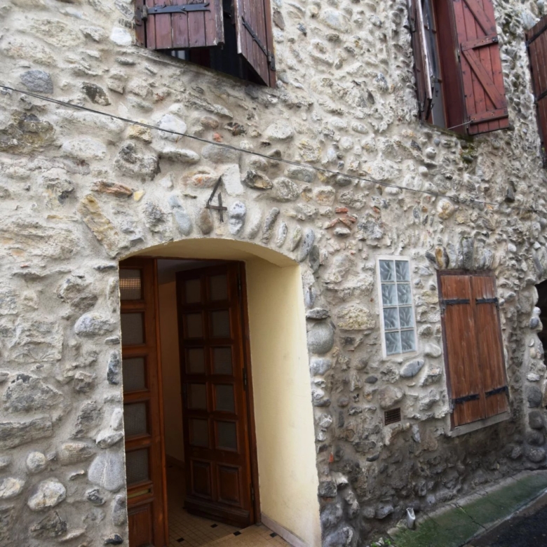 Immeuble avec appartements de deux et trois chambres, deux studios et un garage à Quillan