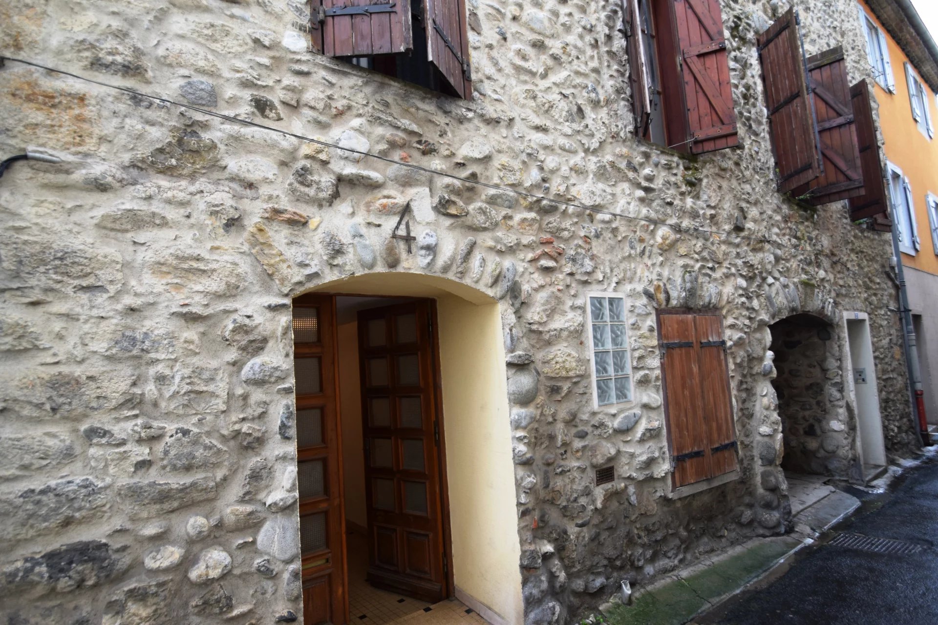 85966147_cover.jpg Immeuble avec appartements de deux et trois chambres, deux studios et un garage à Quillan