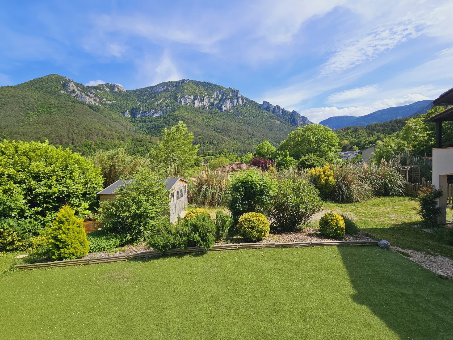 87032789_cover.jpg Villa avec vue imprenable sur les montagnes, très privée, à distance de marche du centre-ville.