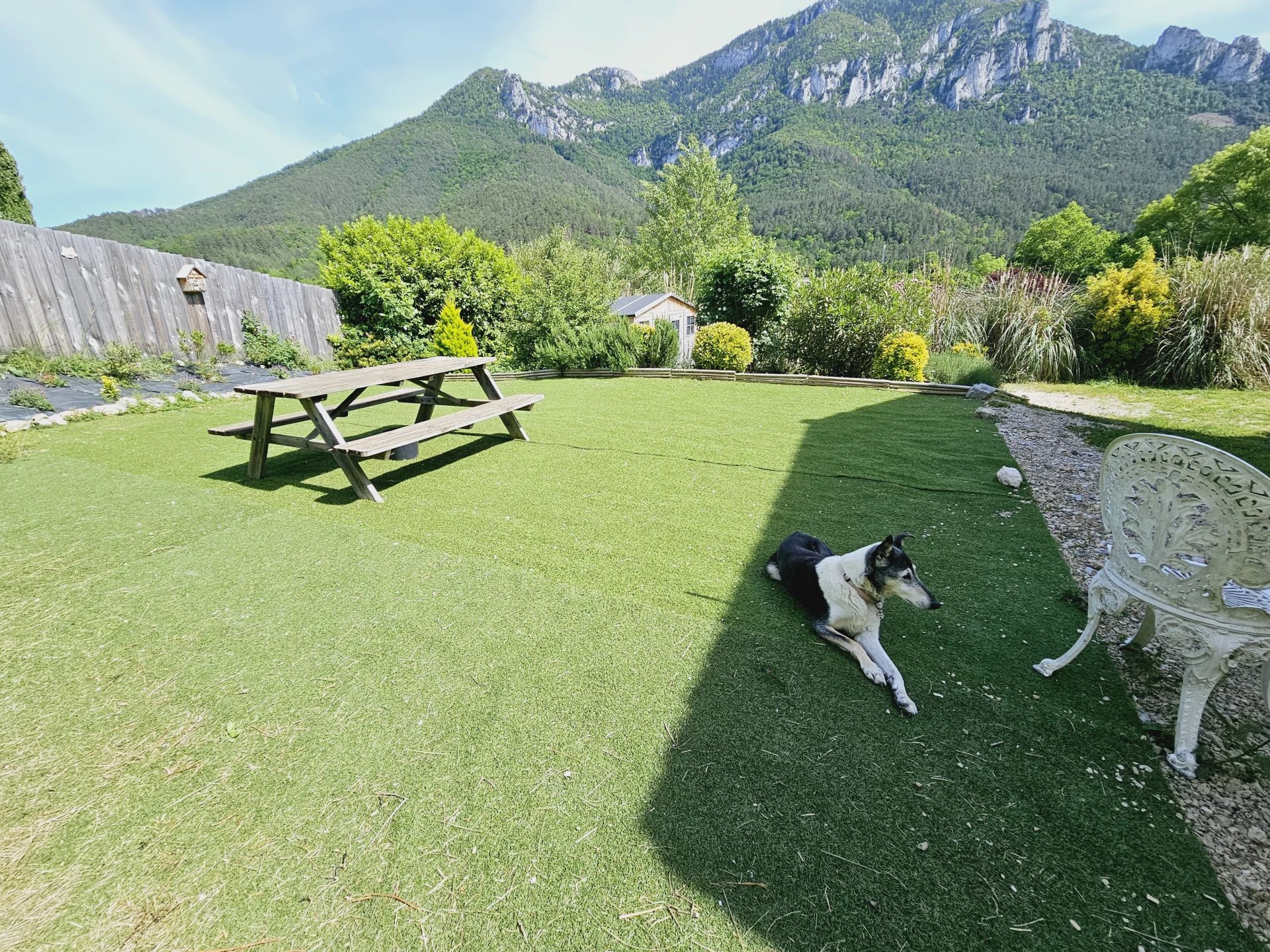8aa0949369284f0978f80202785d4d70_183a2b2ecb_1920-original.jpg Villa avec vue imprenable sur les montagnes, très privée, à distance de marche du centre-ville.