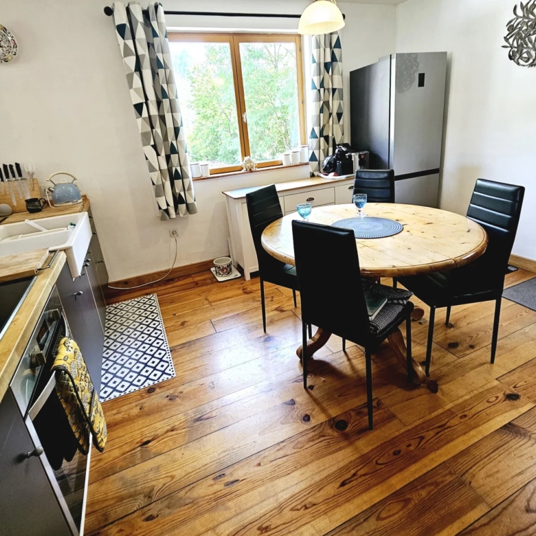 Villa avec vue imprenable sur les montagnes, très privée, à distance de marche du centre-ville.
