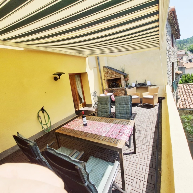 Maison de caractère rénovée de 3 chambres avec grande terrasse et vue imprenable sur la montagne