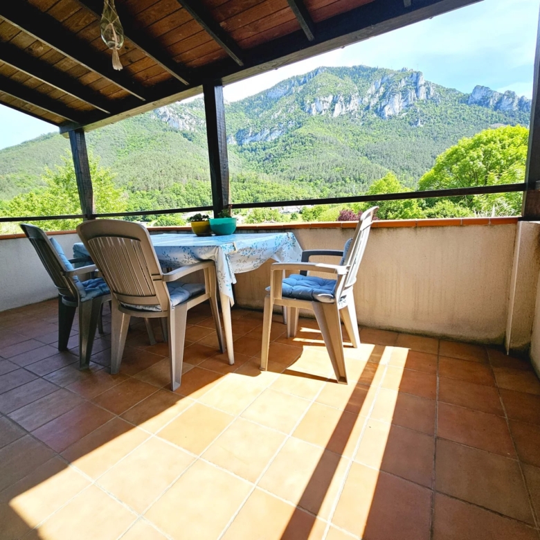 Villa avec vue imprenable sur les montagnes, très privée, à distance de marche du centre-ville.
