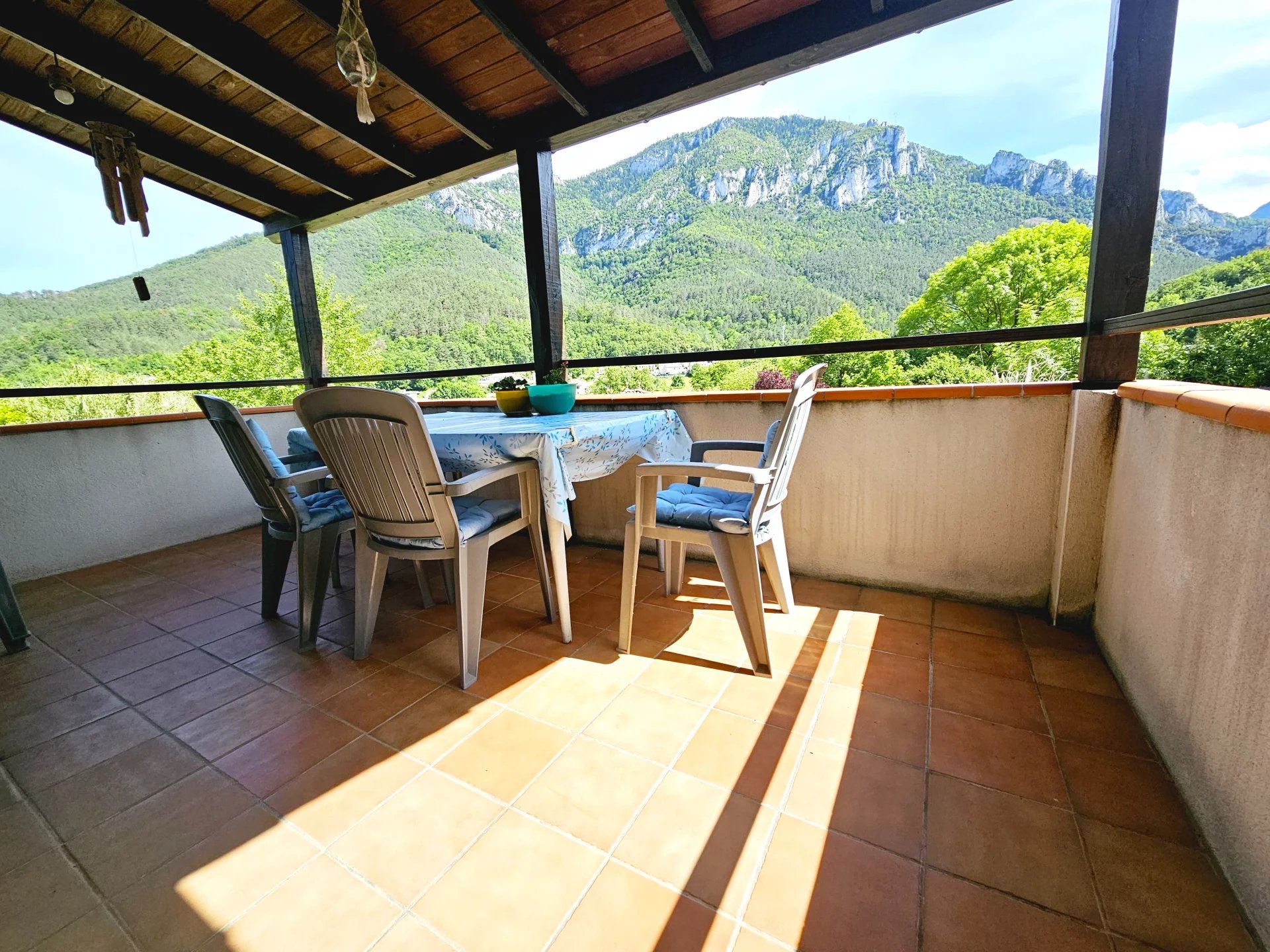 acc588fd1c46b11047c06521e51f6a29_aaa5638949_1920-original.jpg Villa avec vue imprenable sur les montagnes, très privée, à distance de marche du centre-ville.