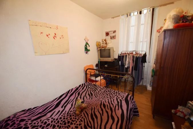 Immeuble avec appartements de deux et trois chambres, deux studios et un garage à Quillan