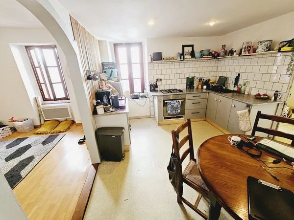 Immeuble avec appartements de deux et trois chambres, deux studios et un garage à Quillan