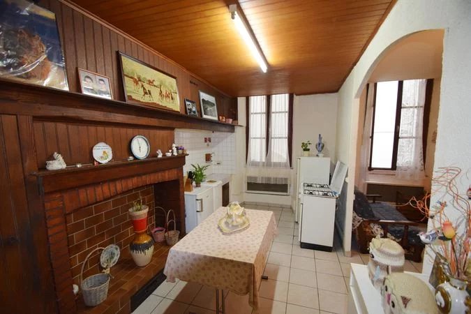 Immeuble avec appartements de deux et trois chambres, deux studios et un garage à Quillan
