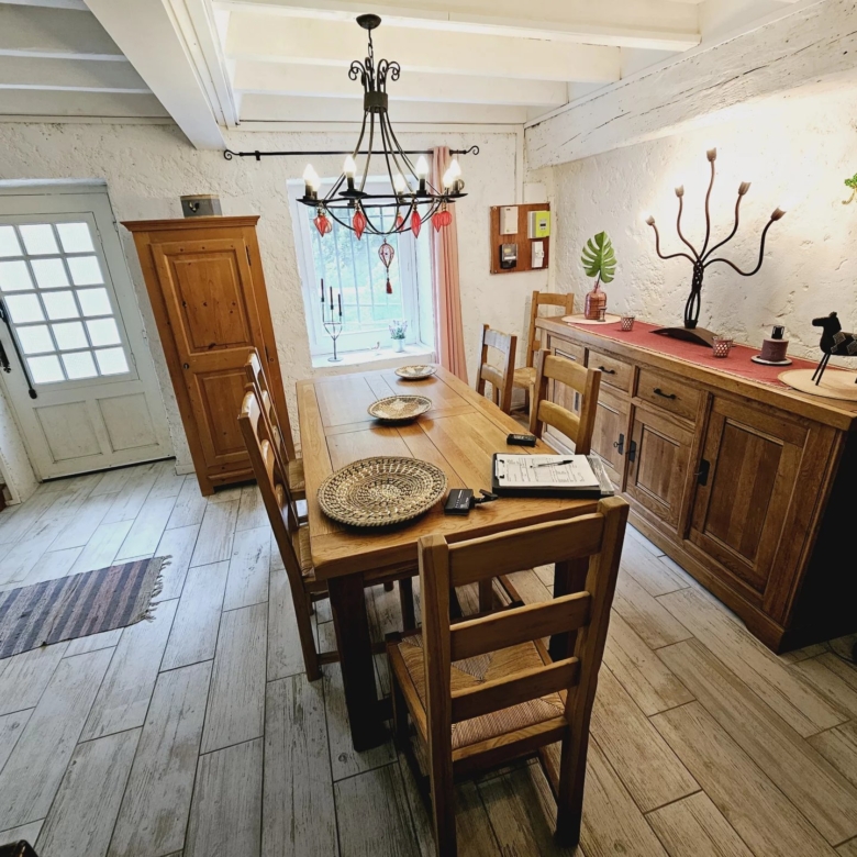 Maison en pierre entièrement rénovée dans un cadre magnifique avec de belles vues.