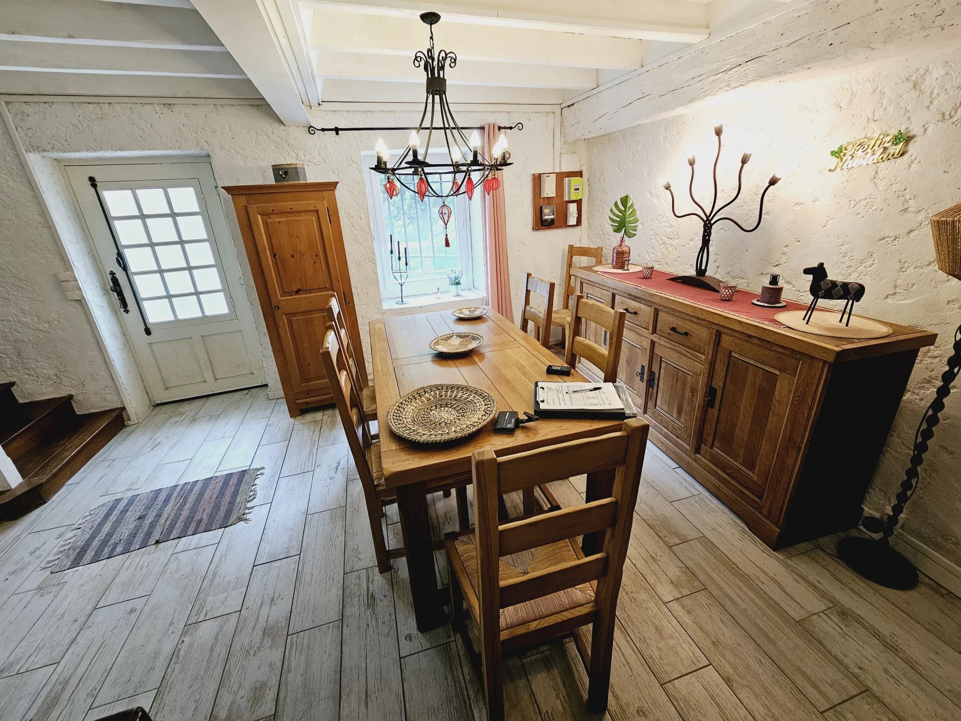 Maison en pierre entièrement rénovée dans un cadre magnifique avec de belles vues.