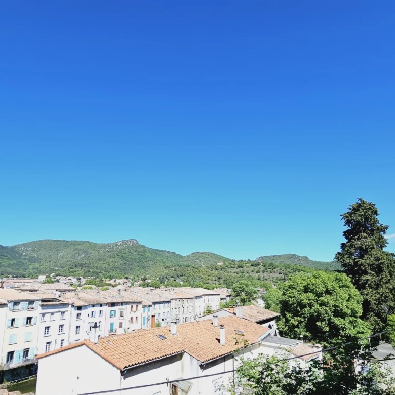 Magnifique maison de ville rénovée à Quillan, avec terrasse, garage et atelier/studio.