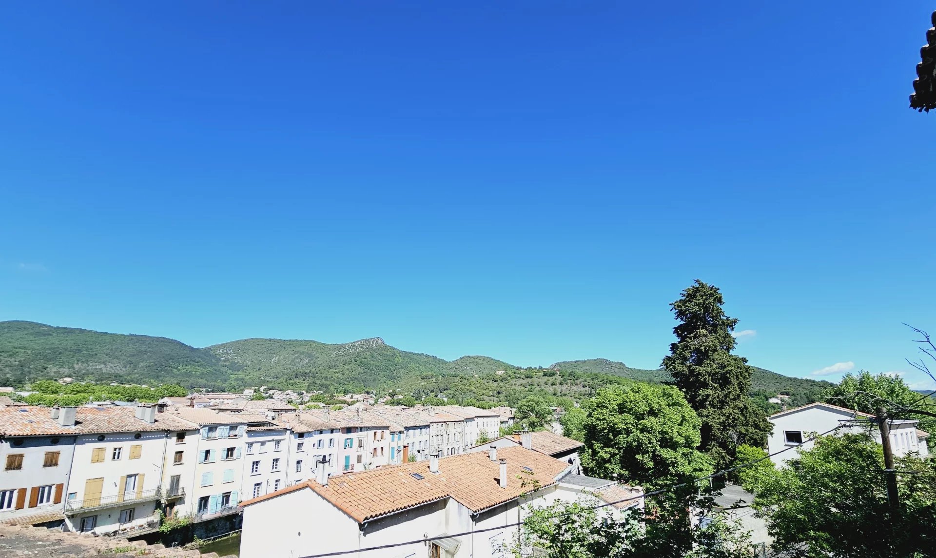 0843a59a155684b3c0fc1e1f99a0e51c_0be89596e5_1920-original.jpg Magnifique maison de ville rénovée à Quillan, avec terrasse, garage et atelier/studio.