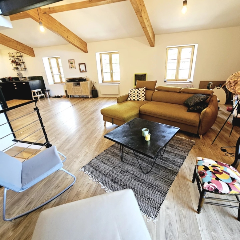 Magnifique maison de ville rénovée à Quillan, avec terrasse, garage et atelier/studio.