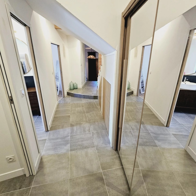 Magnifique maison de ville rénovée à Quillan, avec terrasse, garage et atelier/studio.