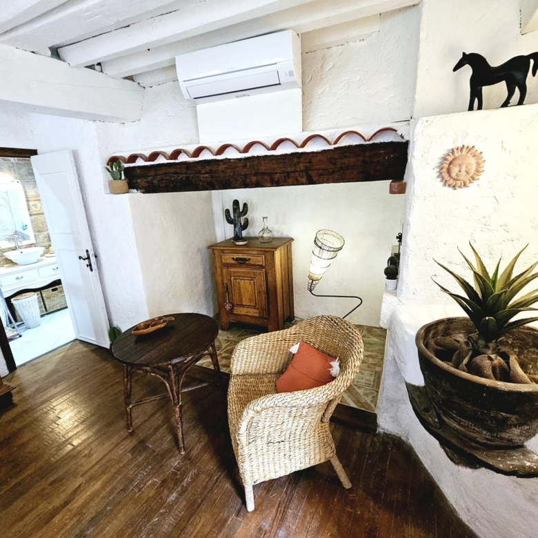 Maison en pierre entièrement rénovée dans un cadre magnifique avec de belles vues.