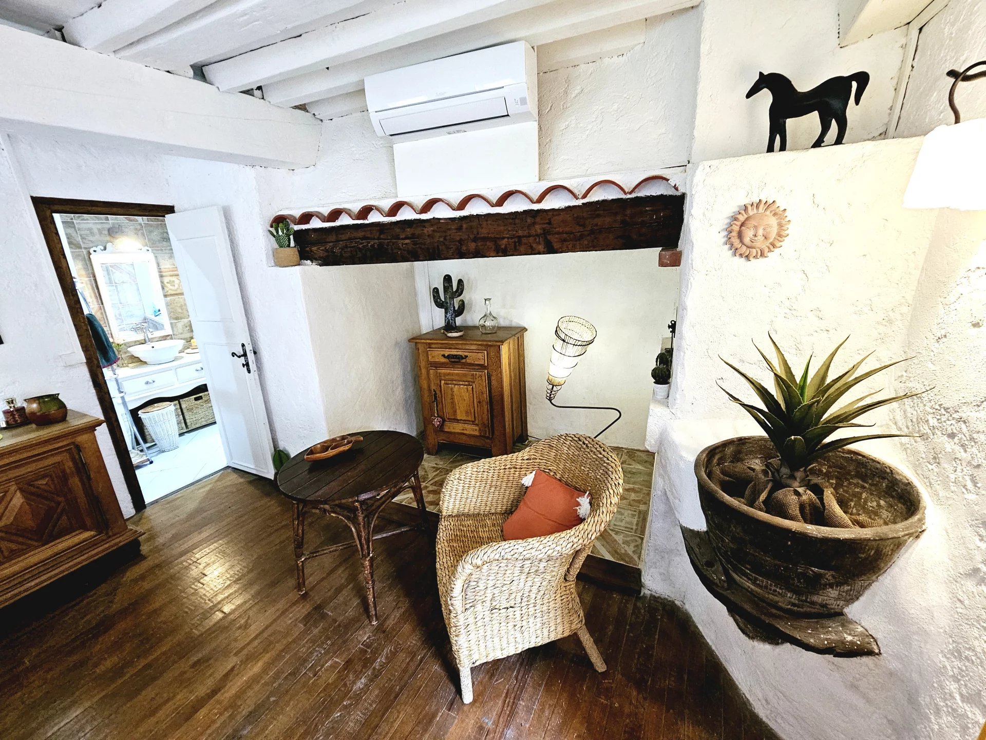 Maison en pierre entièrement rénovée dans un cadre magnifique avec de belles vues.