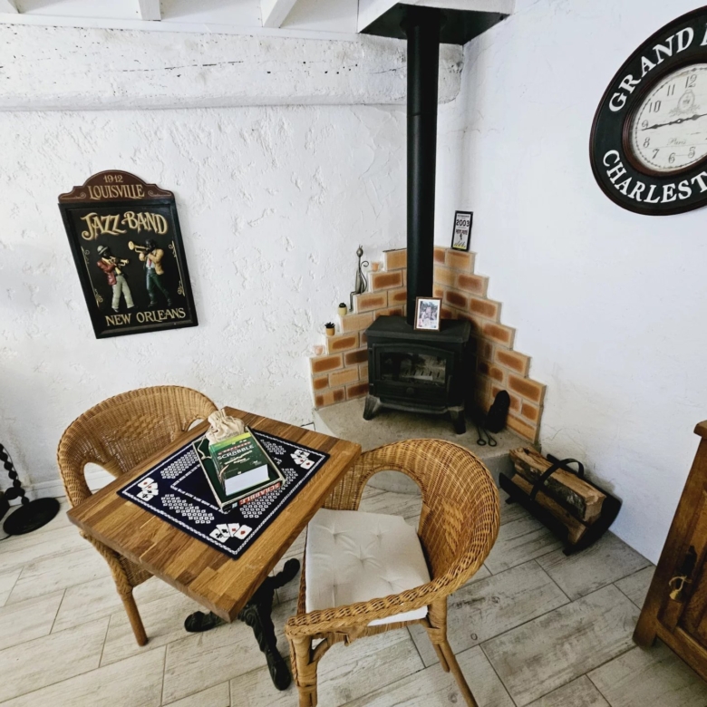 Maison en pierre entièrement rénovée dans un cadre magnifique avec de belles vues.