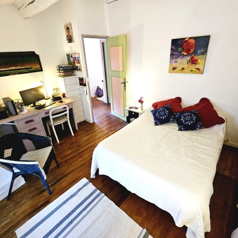 Maison en pierre entièrement rénovée dans un cadre magnifique avec de belles vues.