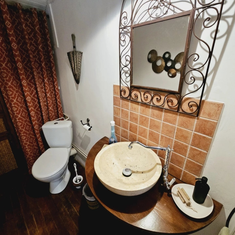 Maison en pierre entièrement rénovée dans un cadre magnifique avec de belles vues.
