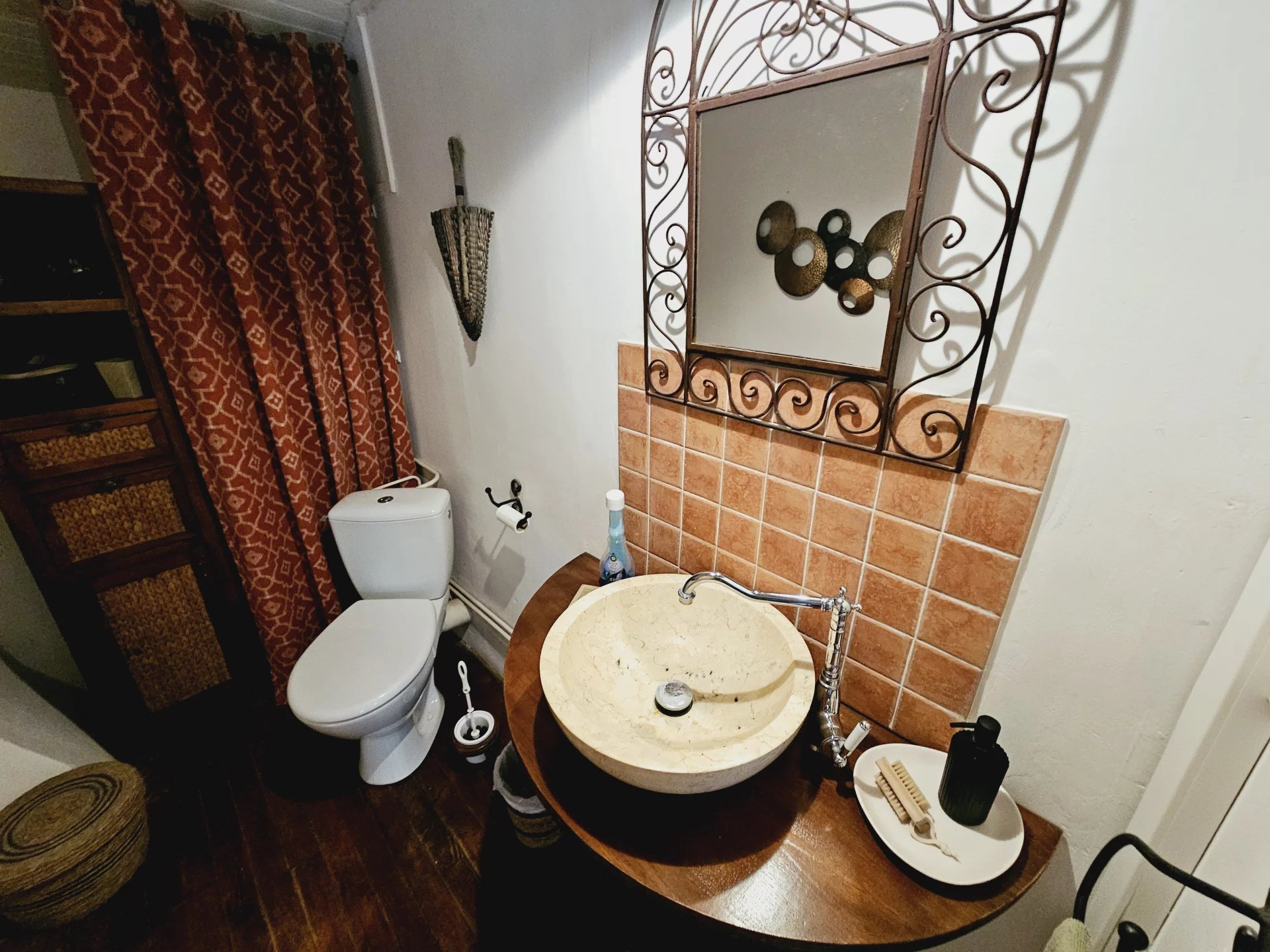 Maison en pierre entièrement rénovée dans un cadre magnifique avec de belles vues.