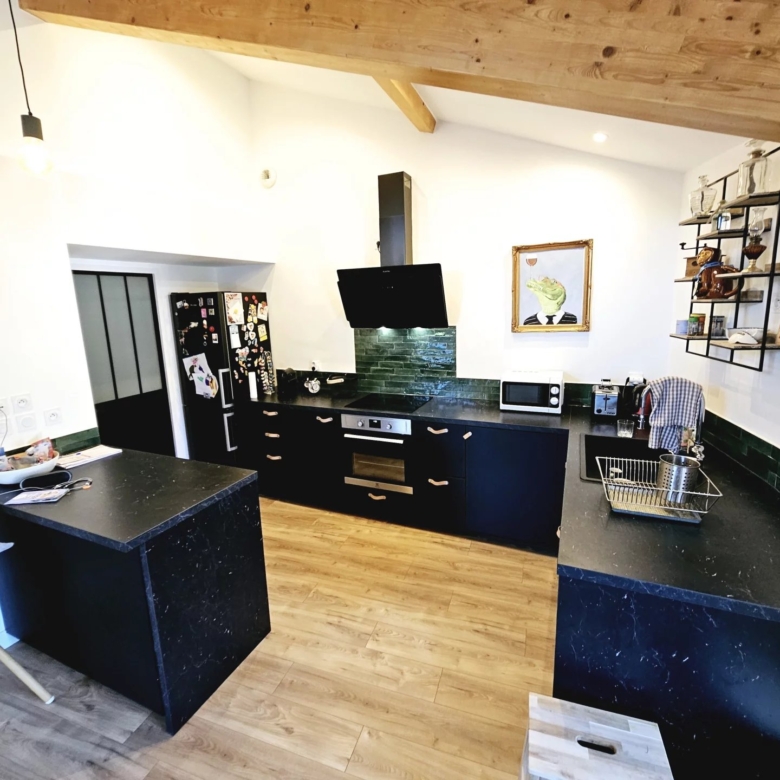 Magnifique maison de ville rénovée à Quillan, avec terrasse, garage et atelier/studio.