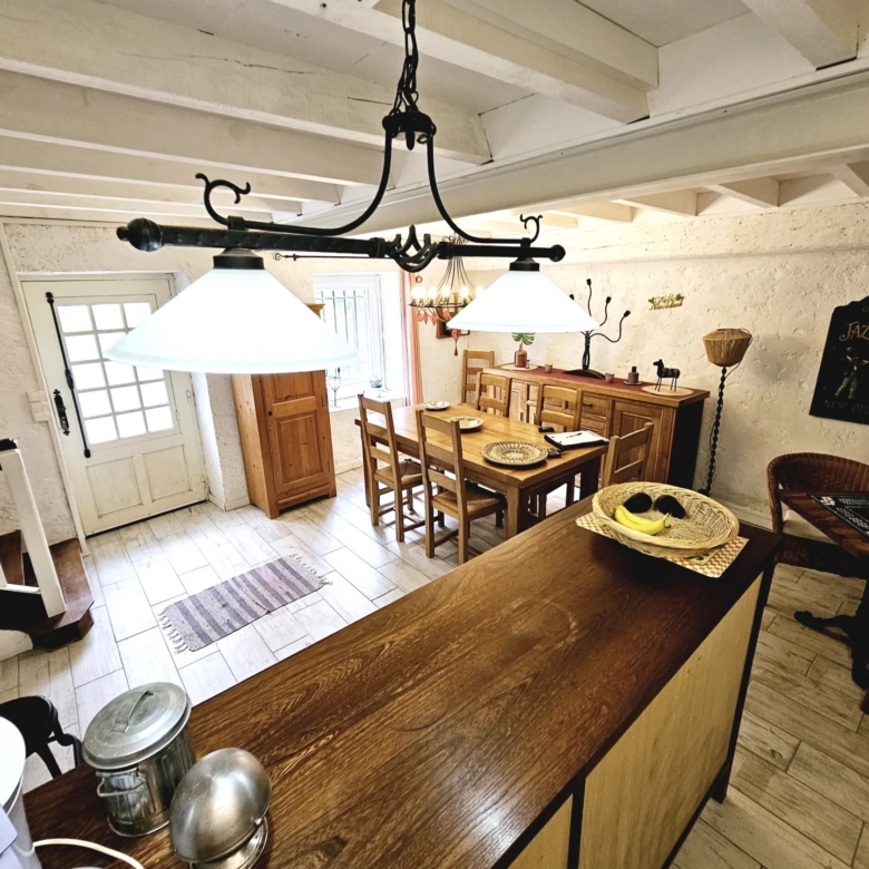 Maison en pierre entièrement rénovée dans un cadre magnifique avec de belles vues.