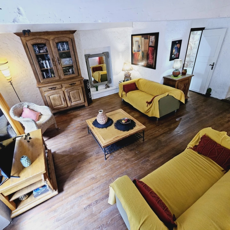 Maison en pierre entièrement rénovée dans un cadre magnifique avec de belles vues.
