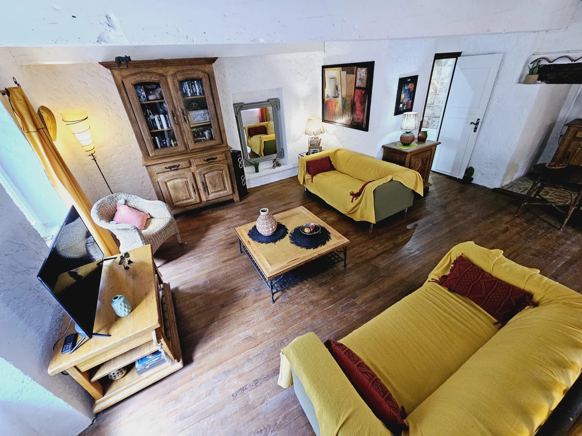 Maison en pierre entièrement rénovée dans un cadre magnifique avec de belles vues.