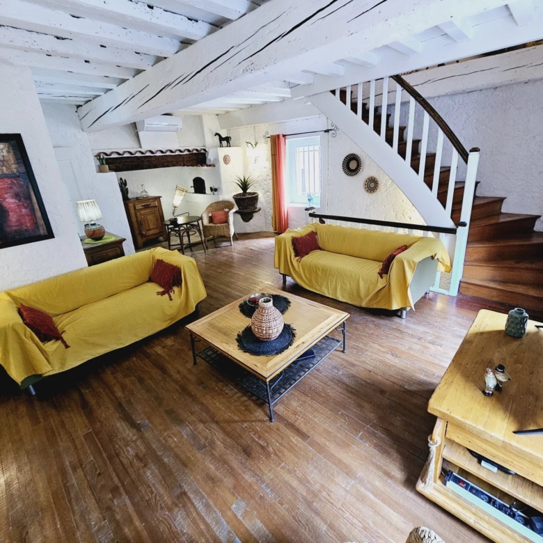 Maison en pierre entièrement rénovée dans un cadre magnifique avec de belles vues.