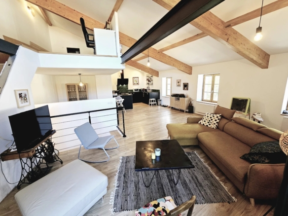 Magnifique maison de ville rénovée à Quillan, avec terrasse, garage et atelier/studio.