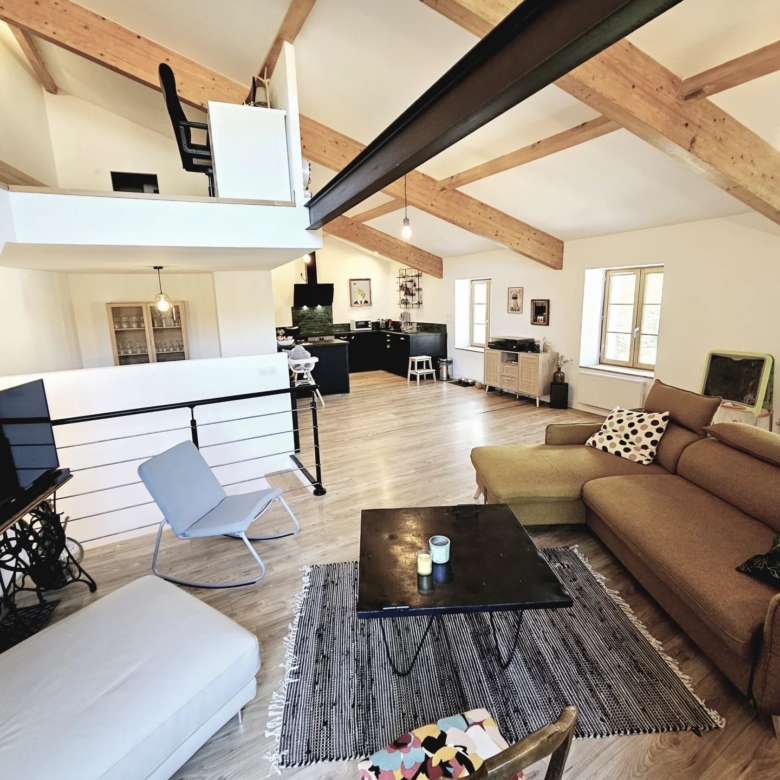 Magnifique maison de ville rénovée à Quillan, avec terrasse, garage et atelier/studio.