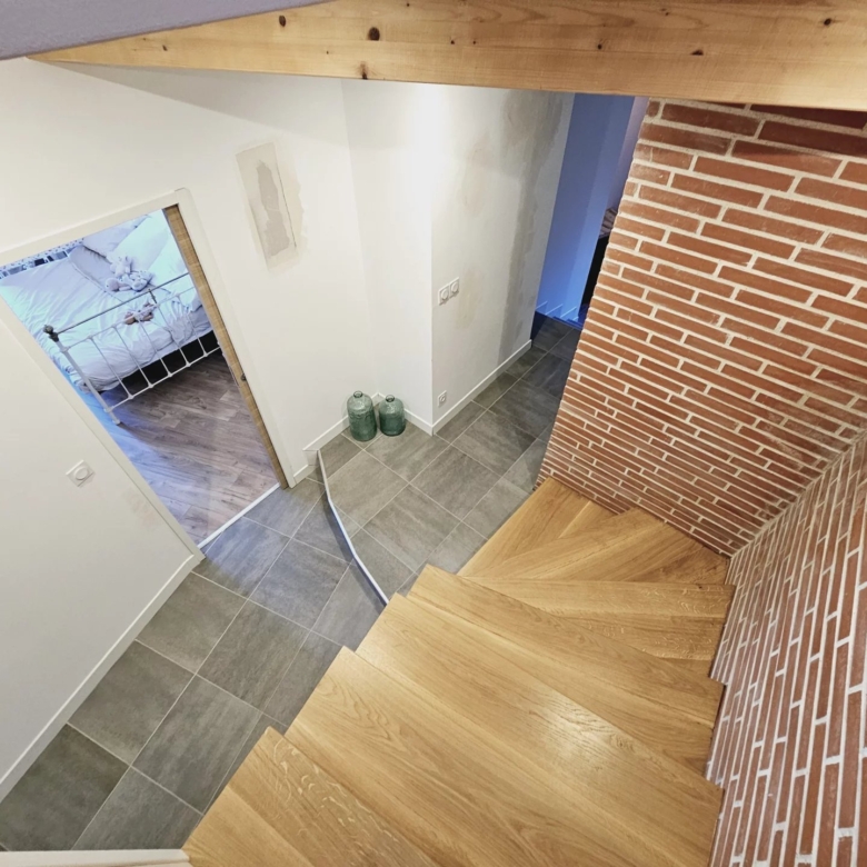 Magnifique maison de ville rénovée à Quillan, avec terrasse, garage et atelier/studio.